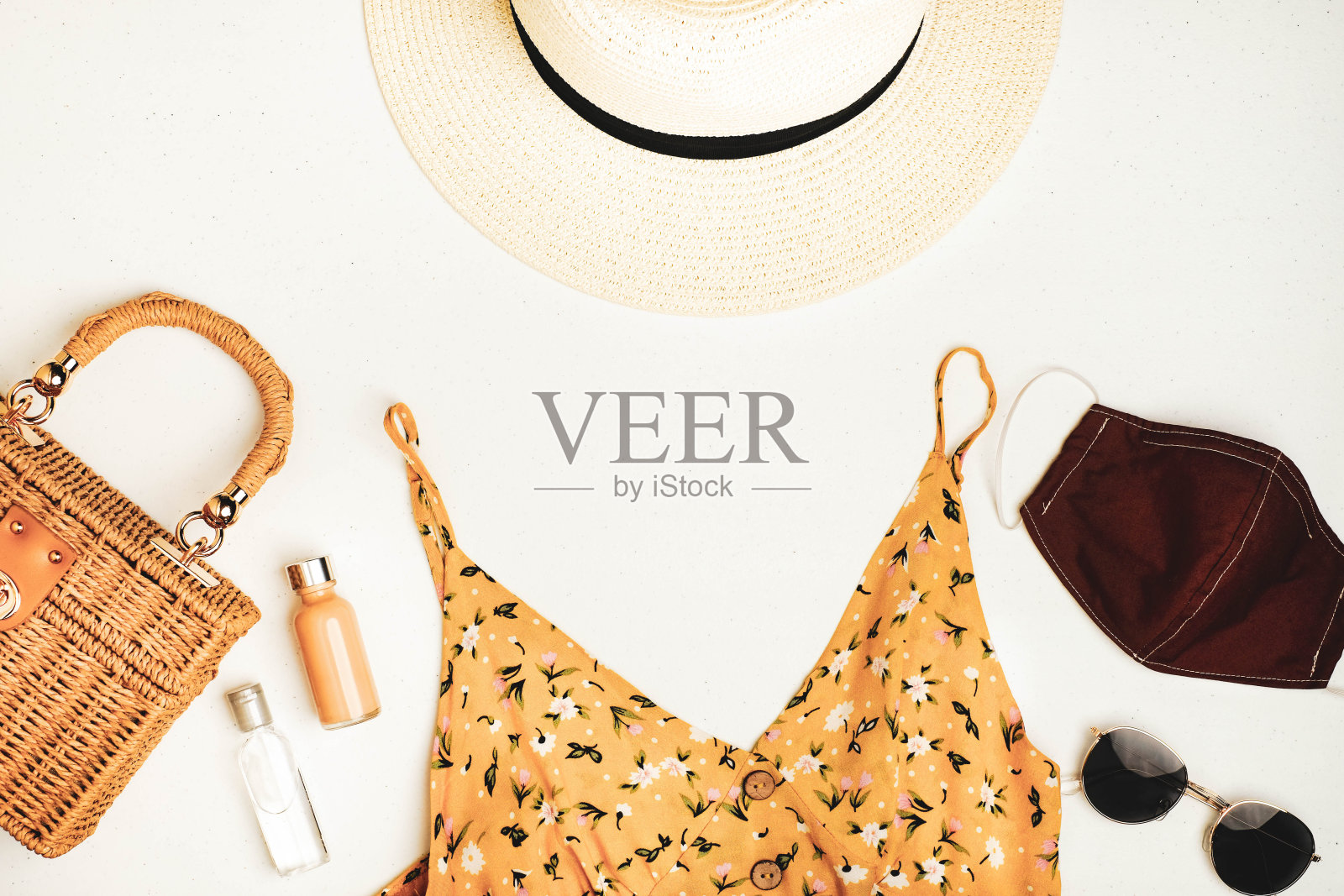 女性时尚平铺新常态生活方式。照片摄影图片