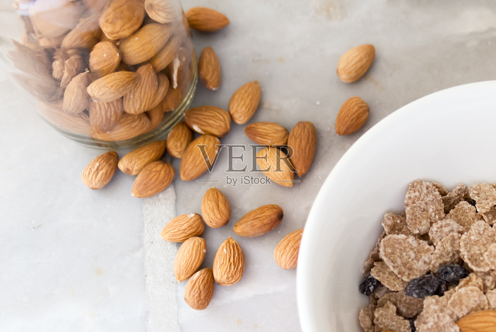 吃一顿有杏仁和麦片的美味早餐照片摄影图片