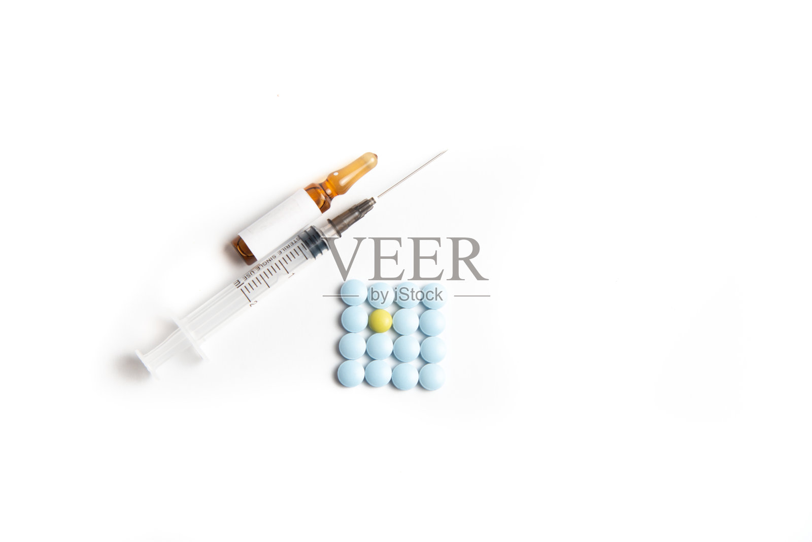 冠状病毒2019 - ncov爆发。胶囊,注射器和温度计在一个白色孤立的背景。药片和药物,生病时的照顾。照片摄影图片