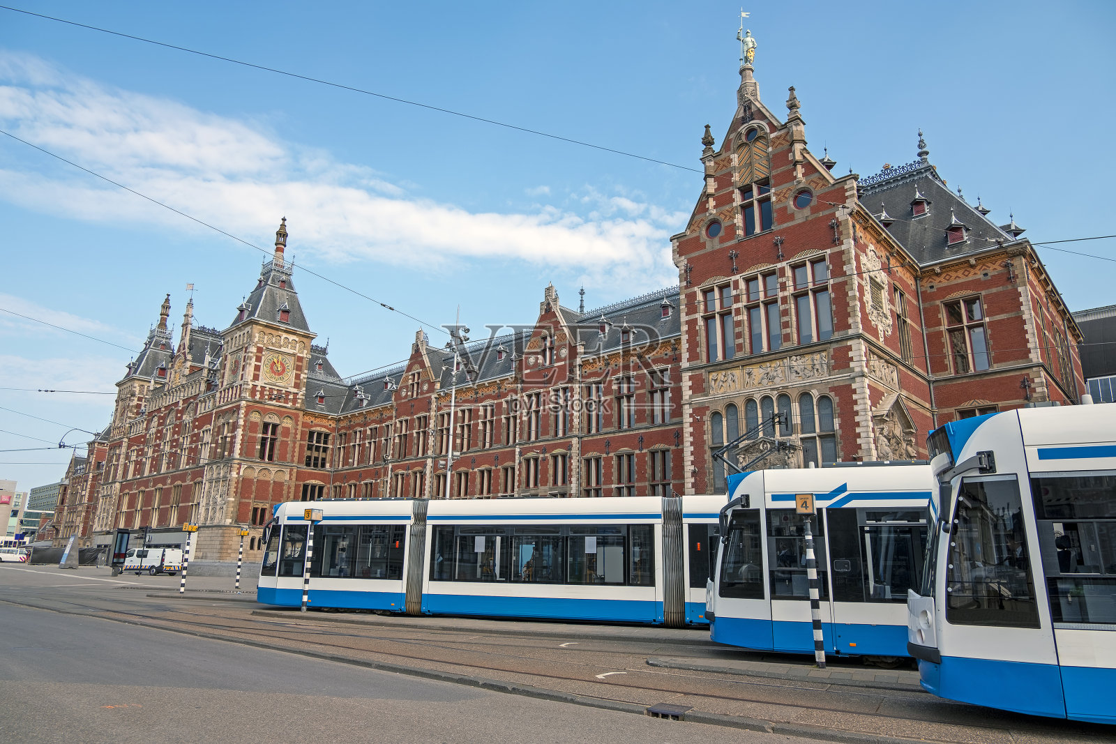 荷兰阿姆斯特丹中央车站候车的有轨电车照片摄影图片