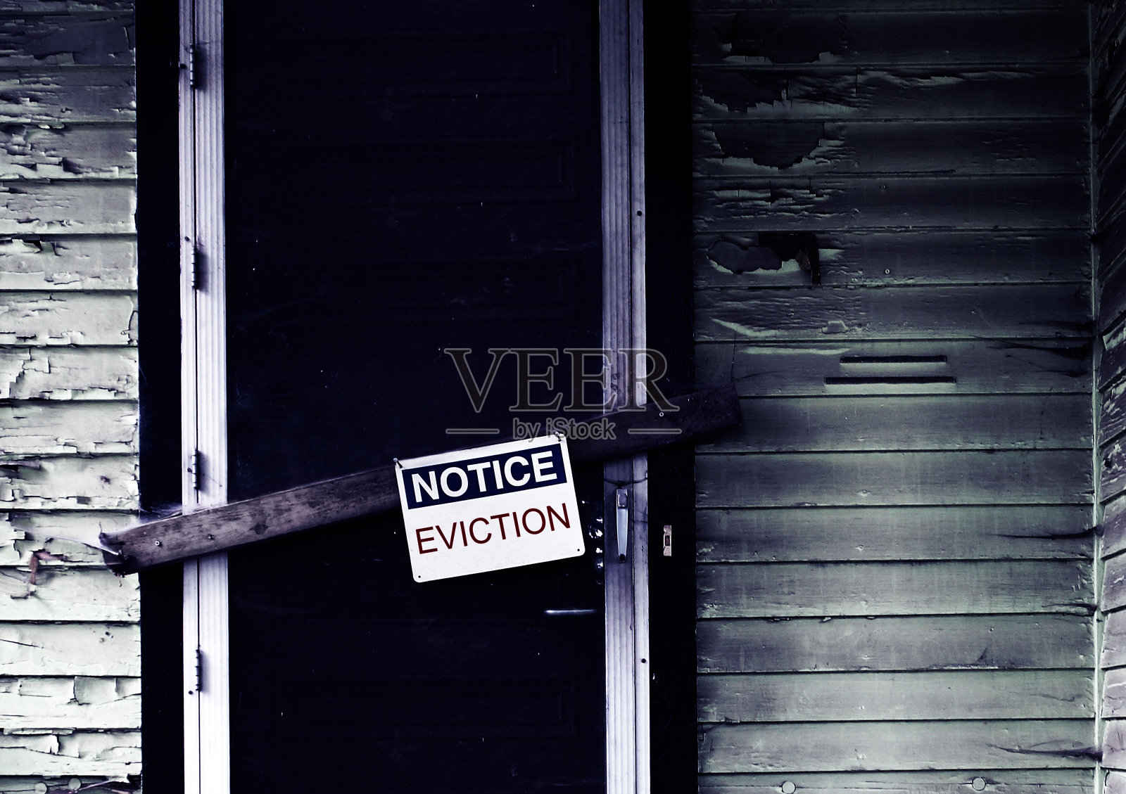 房子门上的驱逐令照片摄影图片