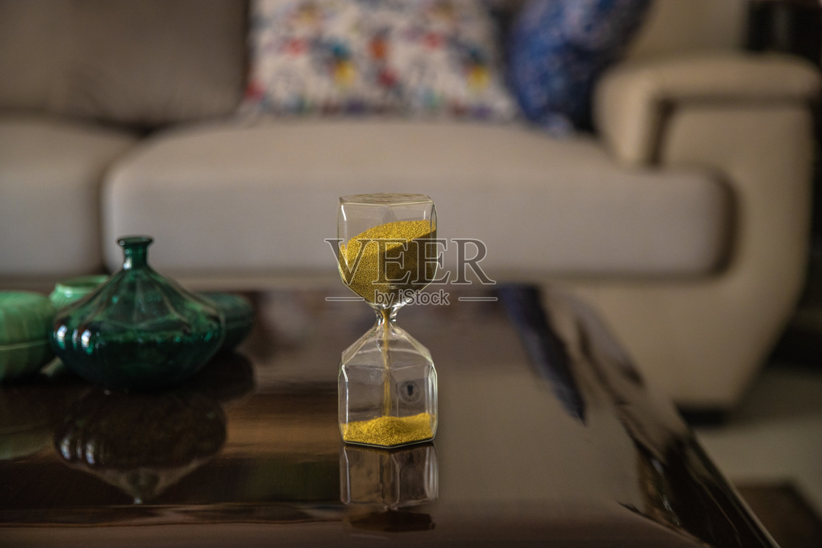 桌上放着沙漏照片摄影图片