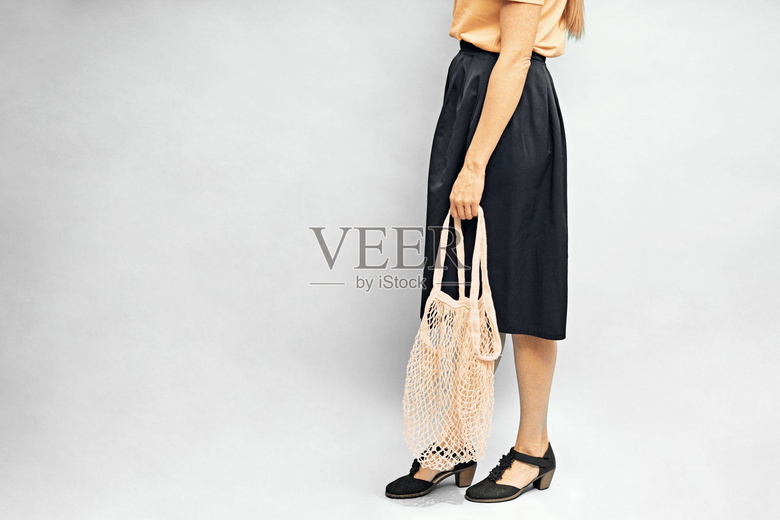 女孩手里拿着一个空的网袋。一个女孩手里拿着一个环保袋。环保包装。本空间照片摄影图片