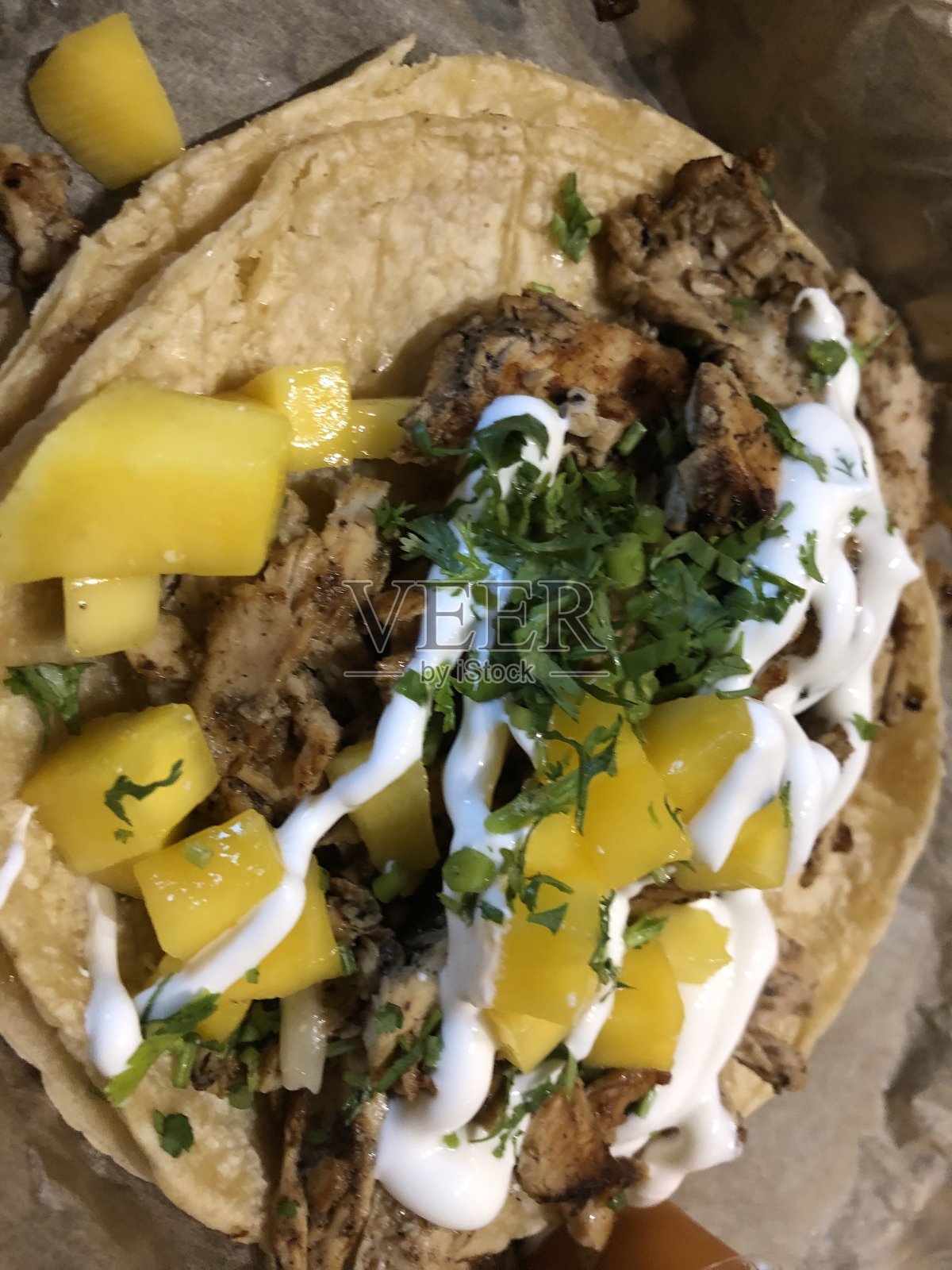 芒果和熏鸡玉米饼照片摄影图片