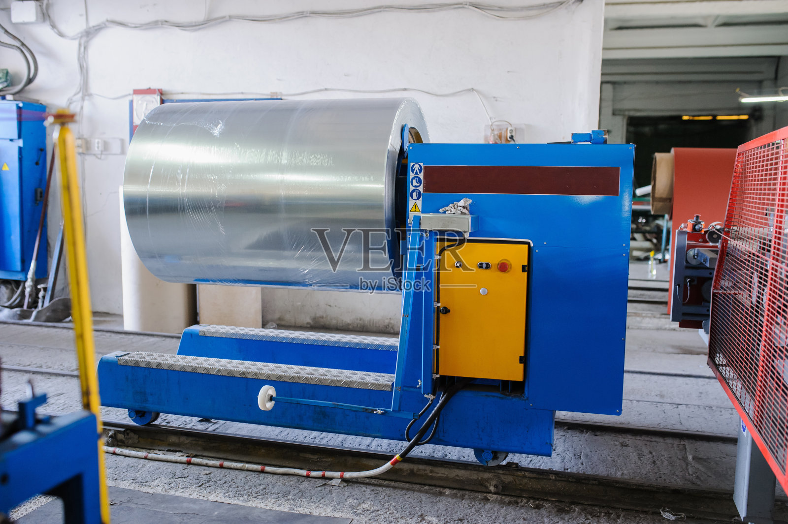 制造工厂的金属板材压型机照片摄影图片