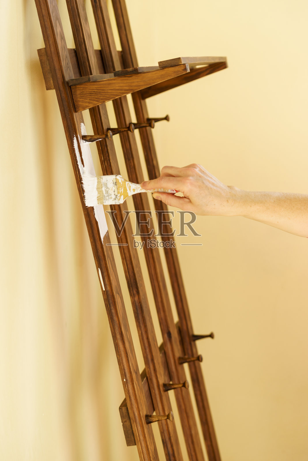 翻新木衣架者照片摄影图片