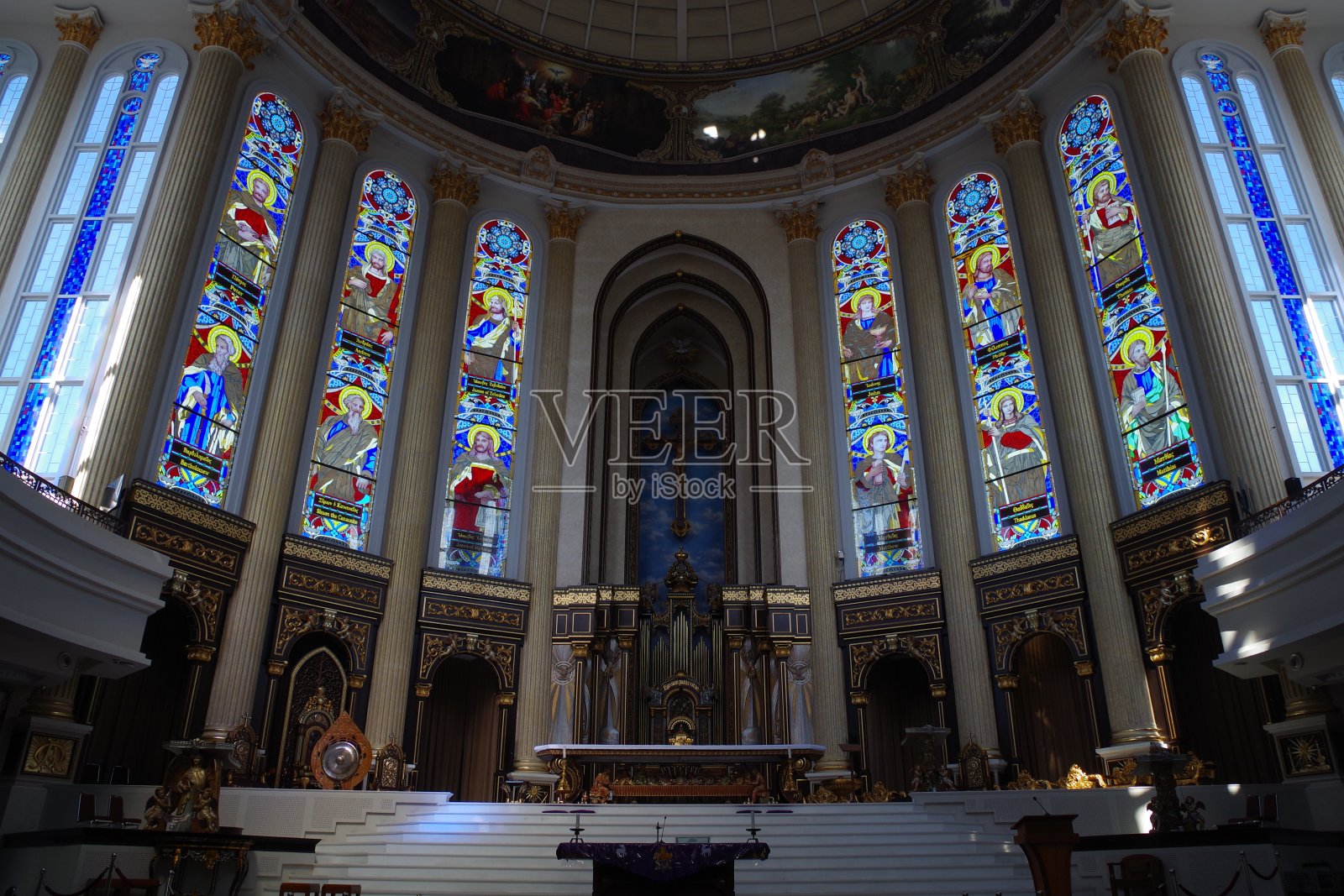 位于蓬提亚克的圣约瑟夫大教堂照片摄影图片