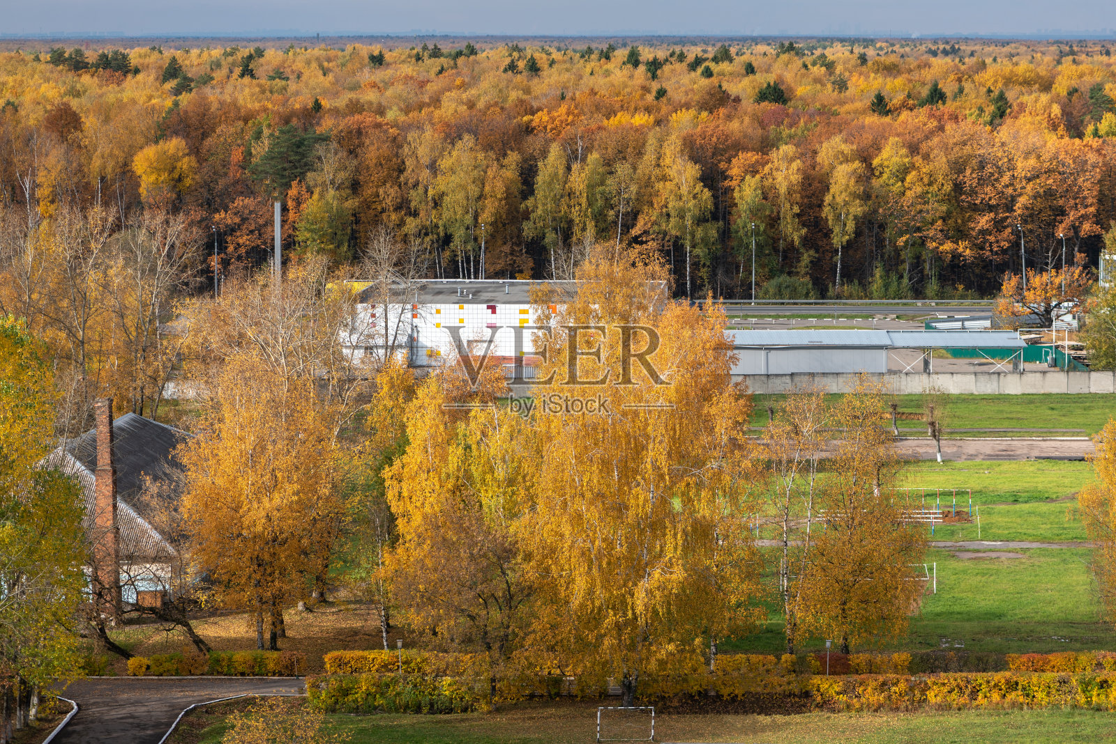 空中摄影秋天的城市和森林。照片摄影图片