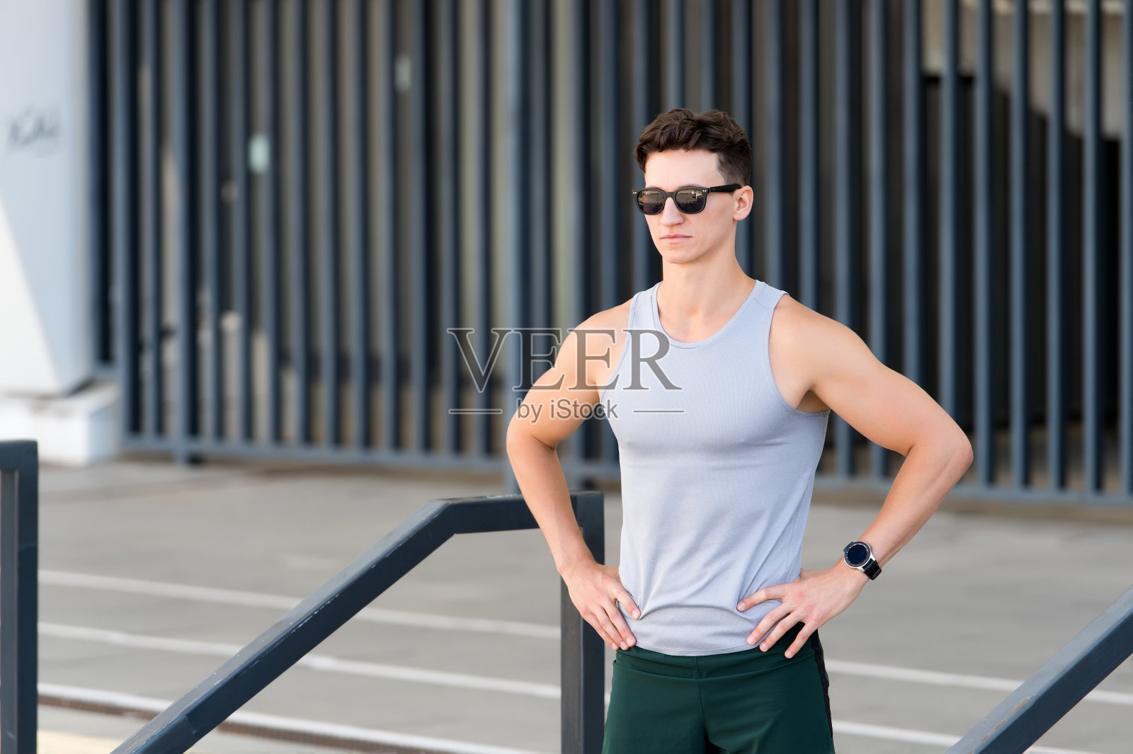 英俊的运动员戴着太阳镜准备在体育场晨跑照片摄影图片