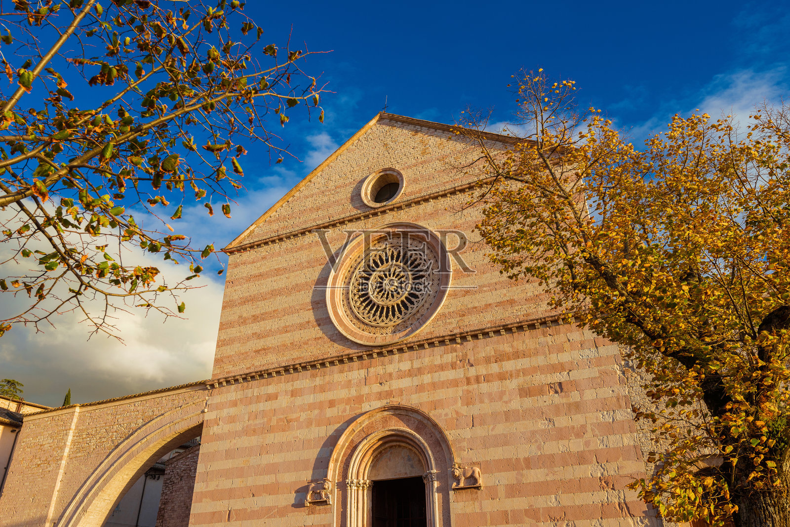 圣基娅拉教堂的秋叶照片摄影图片