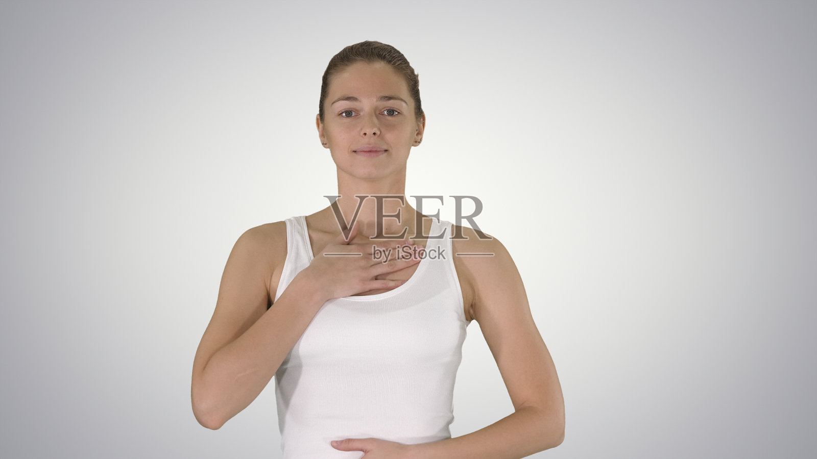 快乐的女人深呼吸在梯度背景下做运动照片摄影图片