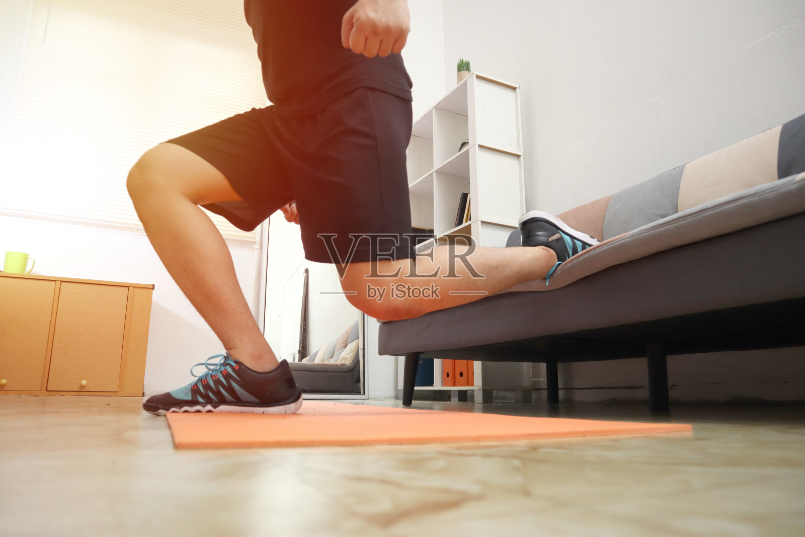 亚洲男性在家里做运动以保持健康的新常态生活方式,室内家庭锻炼,腿部下体体重训练照片摄影图片