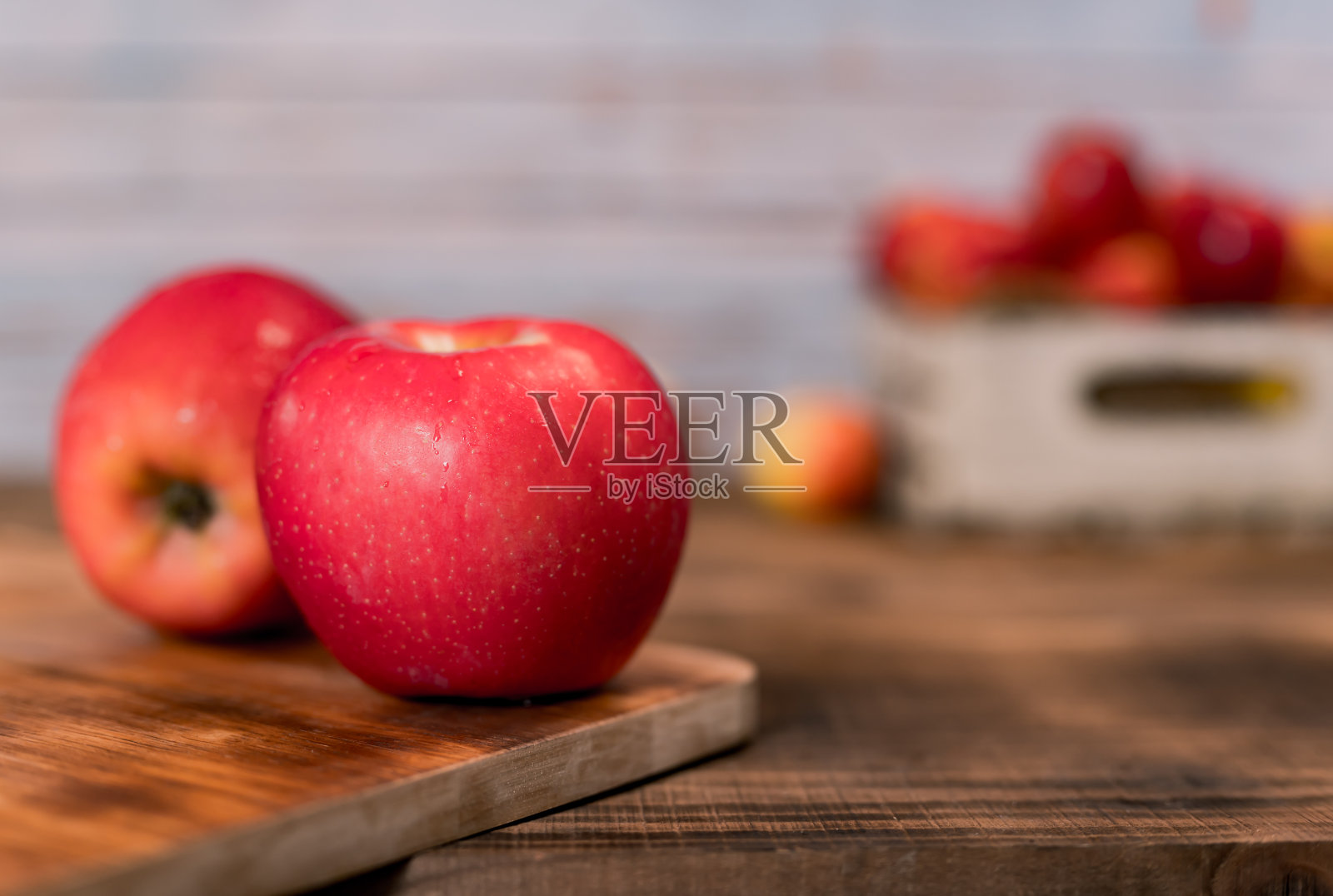 有机成熟的红苹果装在木盒里。秋收丰饶的季节。新鲜水果与木桌背景。照片摄影图片