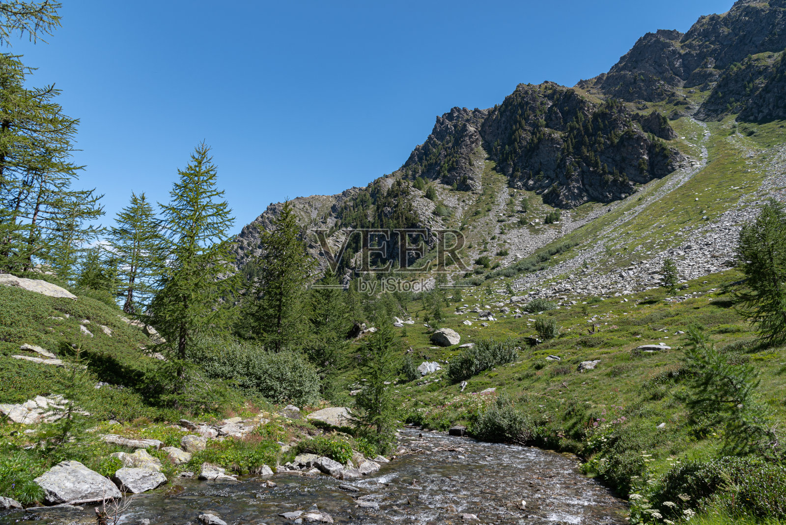 美妙的Arpy湖,一个冰川水镜子设置在美丽的高山环境。照片摄影图片