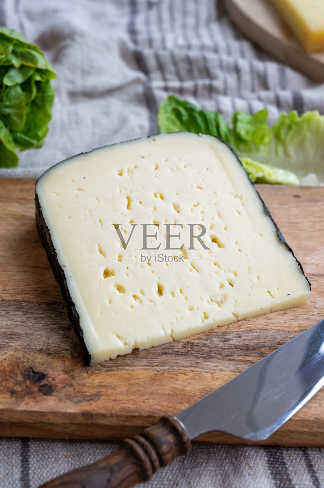 芝士系列,法国有许多小洞的fol epi芝士,etorki,比利牛斯的黑色tomme和ossau iraty芝士照片摄影图片