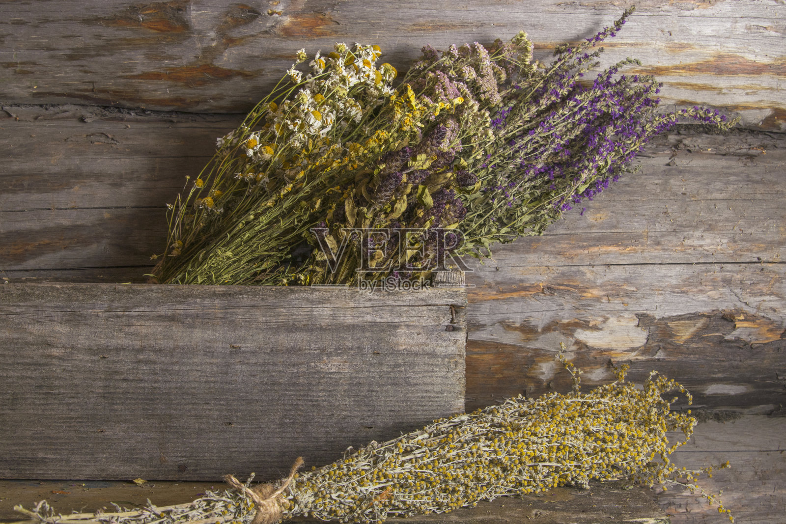采集药用植物的季节。治疗干香草和花束鲜花。草药。复古的照片摄影图片