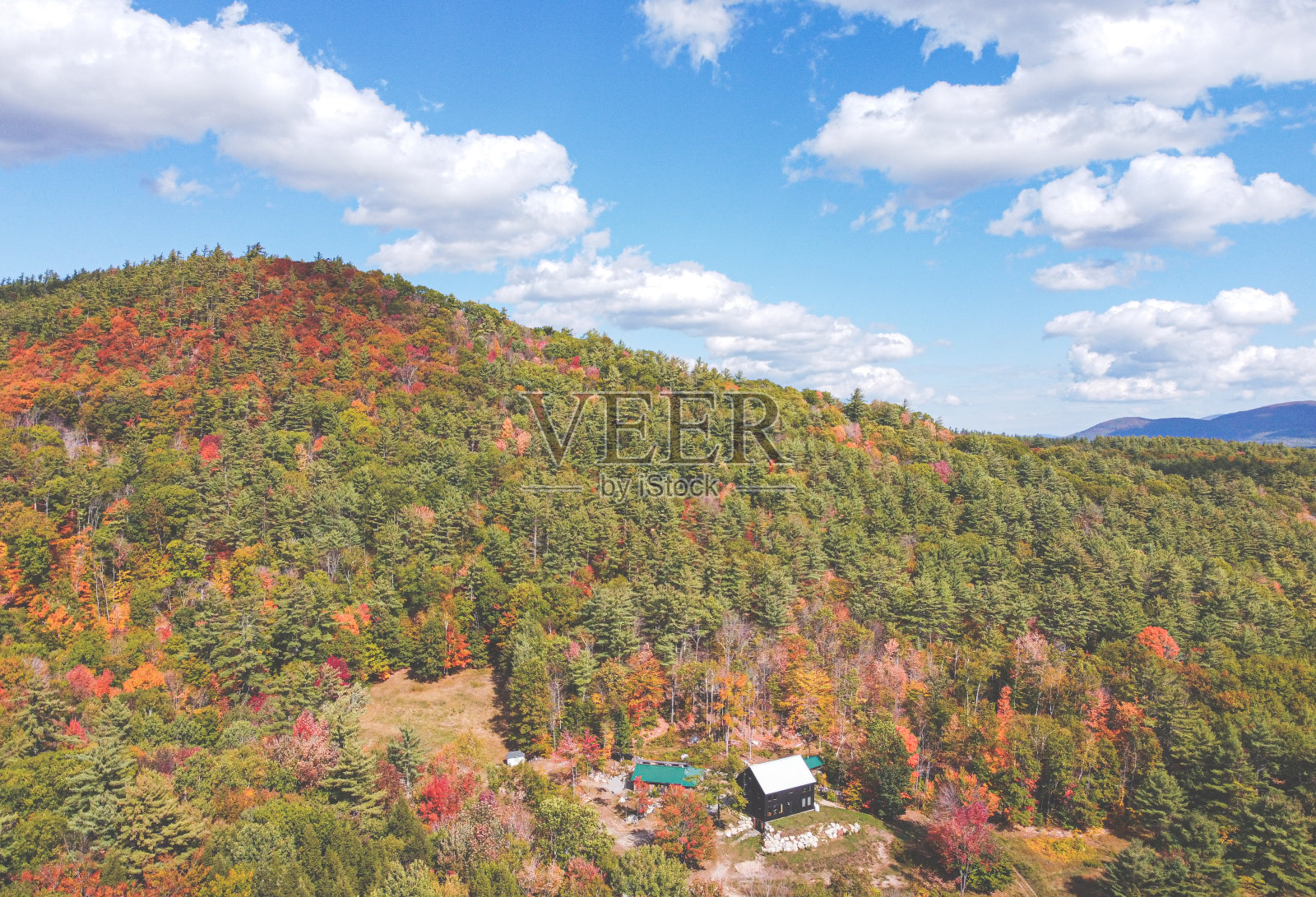 无人机在新罕布什尔州秋天的山的一边照片摄影图片
