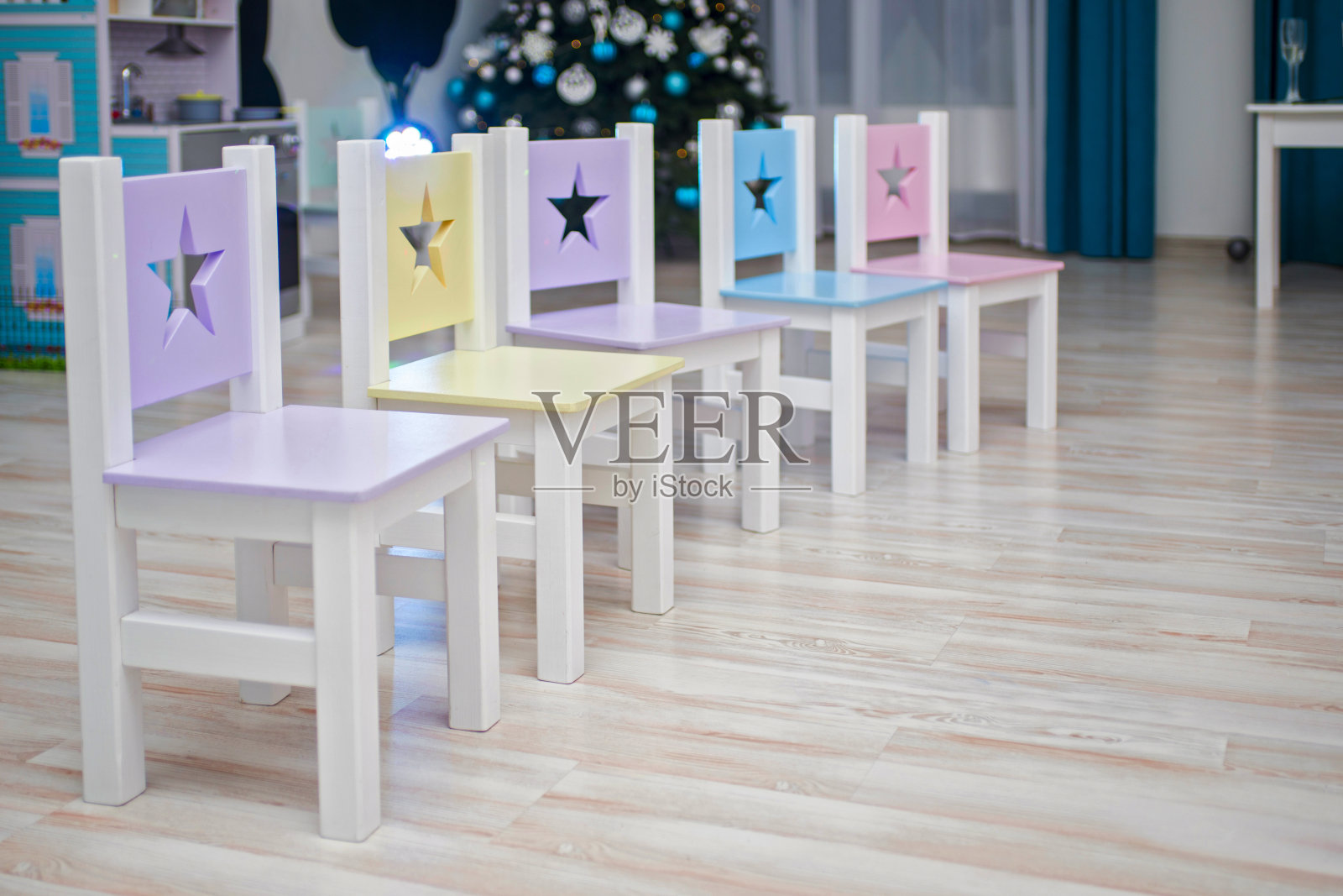 孩子们的房间里有椅子。孩子房间内部。幼儿园教室里的椅子。许多颜色鲜艳的儿童椅子照片摄影图片