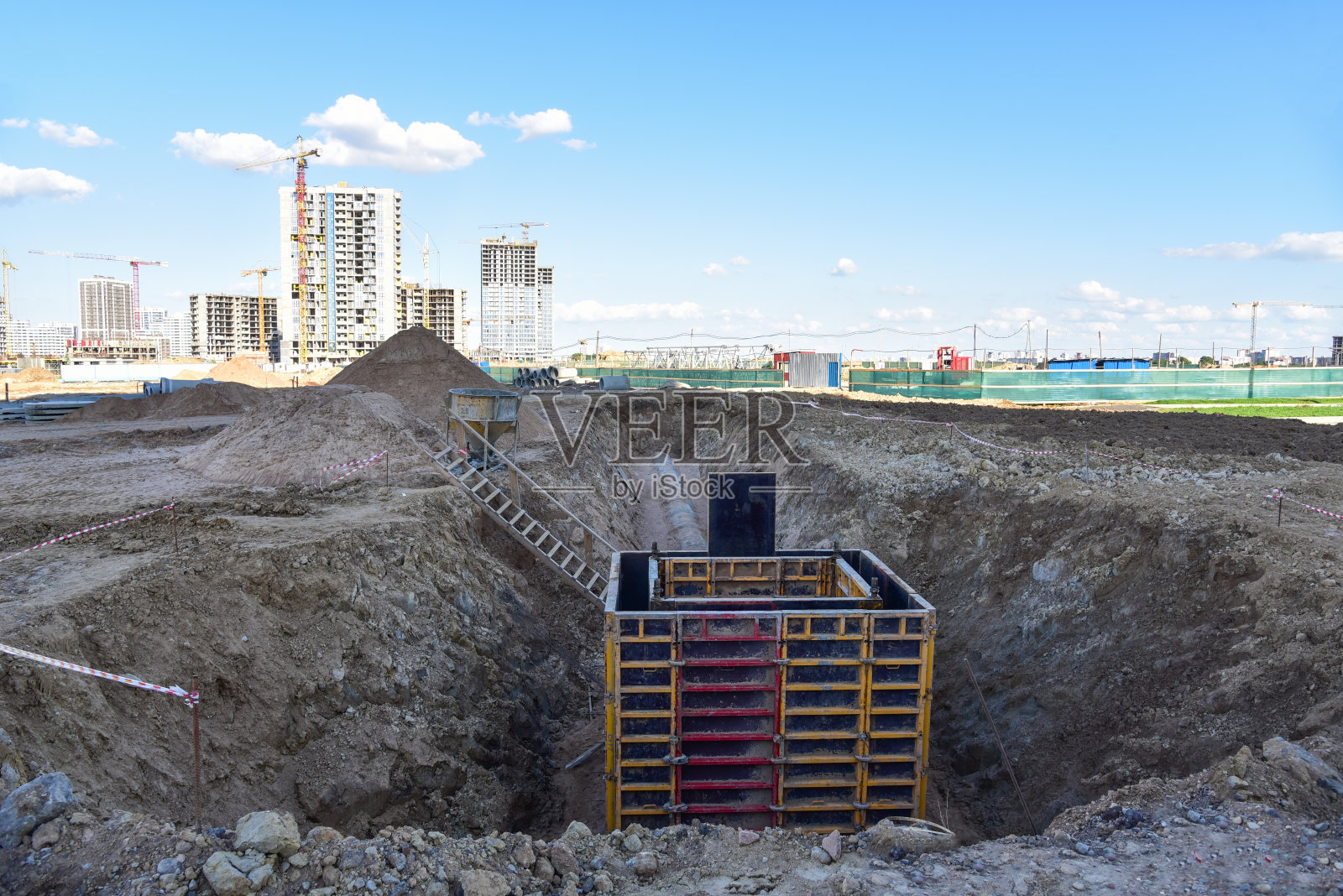 用于建筑雨水、地下设施、泵站、污水管道的模板框架混凝土桩。照片摄影图片