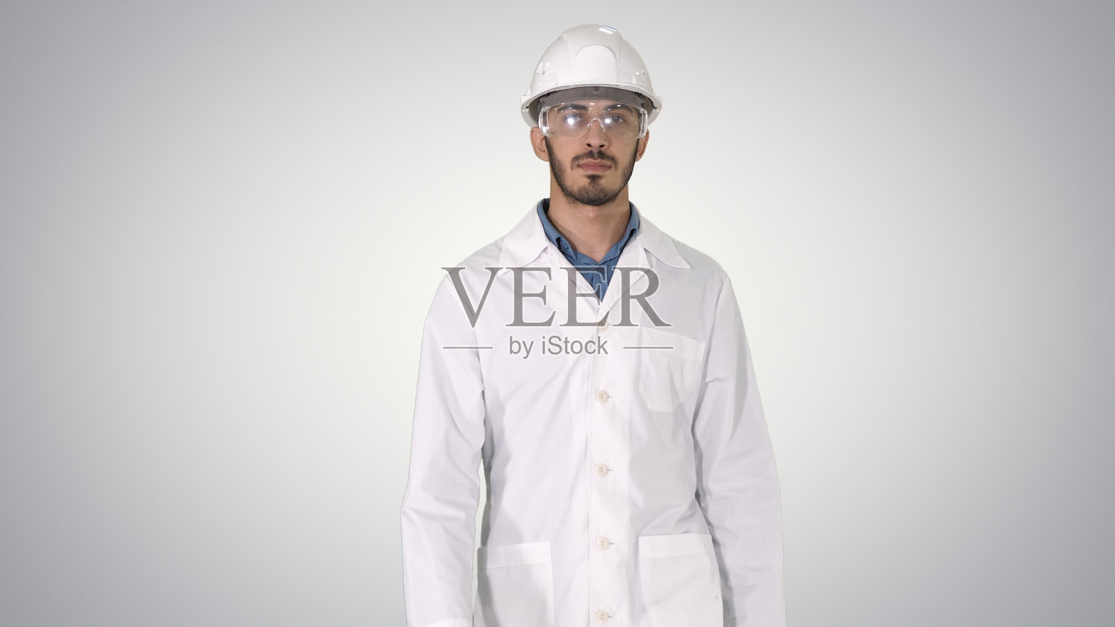 科学工程师戴着安全帽和眼镜在斜坡上行走照片摄影图片