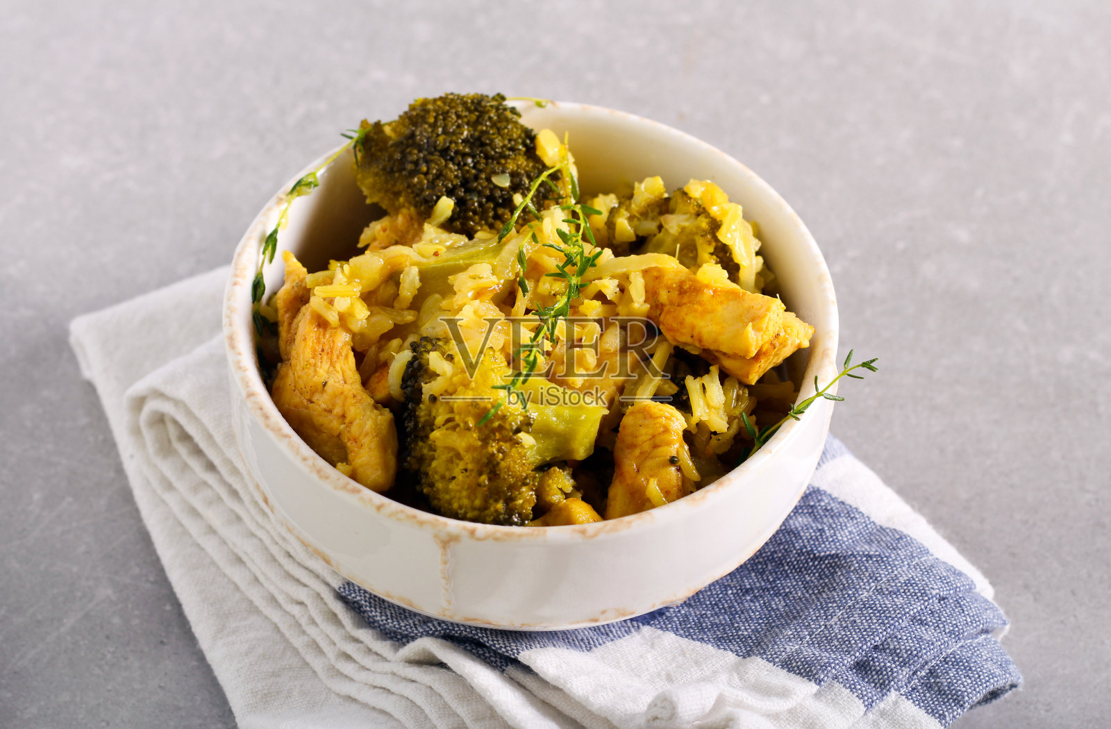 西兰花,鸡肉和砂锅饭照片摄影图片