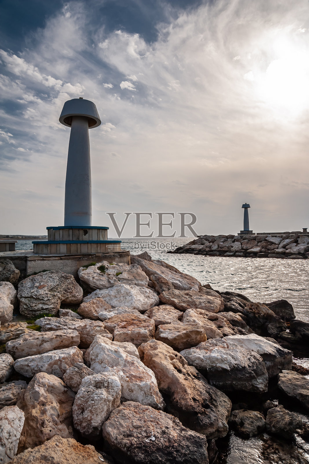 港口入口处有灯塔照片摄影图片