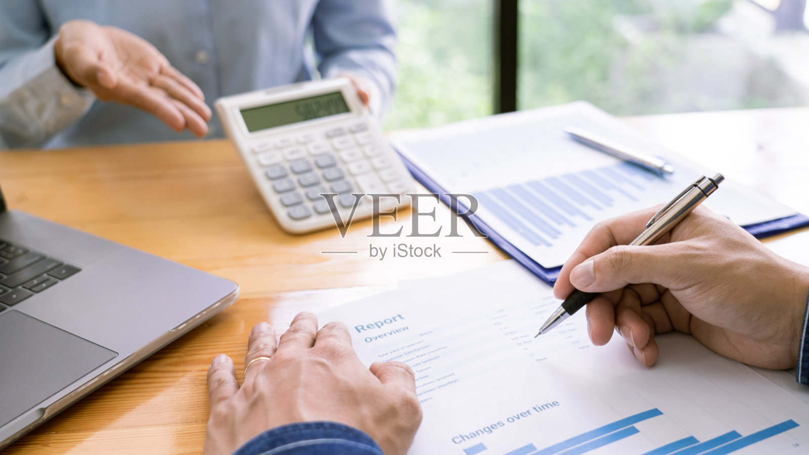 业务团队工作演示到规划投资会议室办公室规划策略和头脑风暴,同事思考概念照片摄影图片