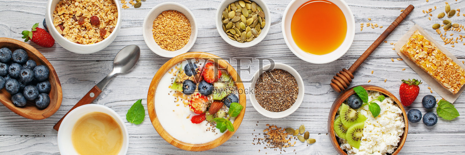 健康早餐,酸奶,浆果,咖啡和格兰诺拉麦片。前视图。平躺照片摄影图片