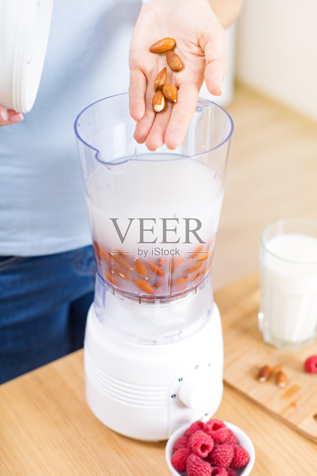 准备排毒水果奶昔在搅拌机照片摄影图片