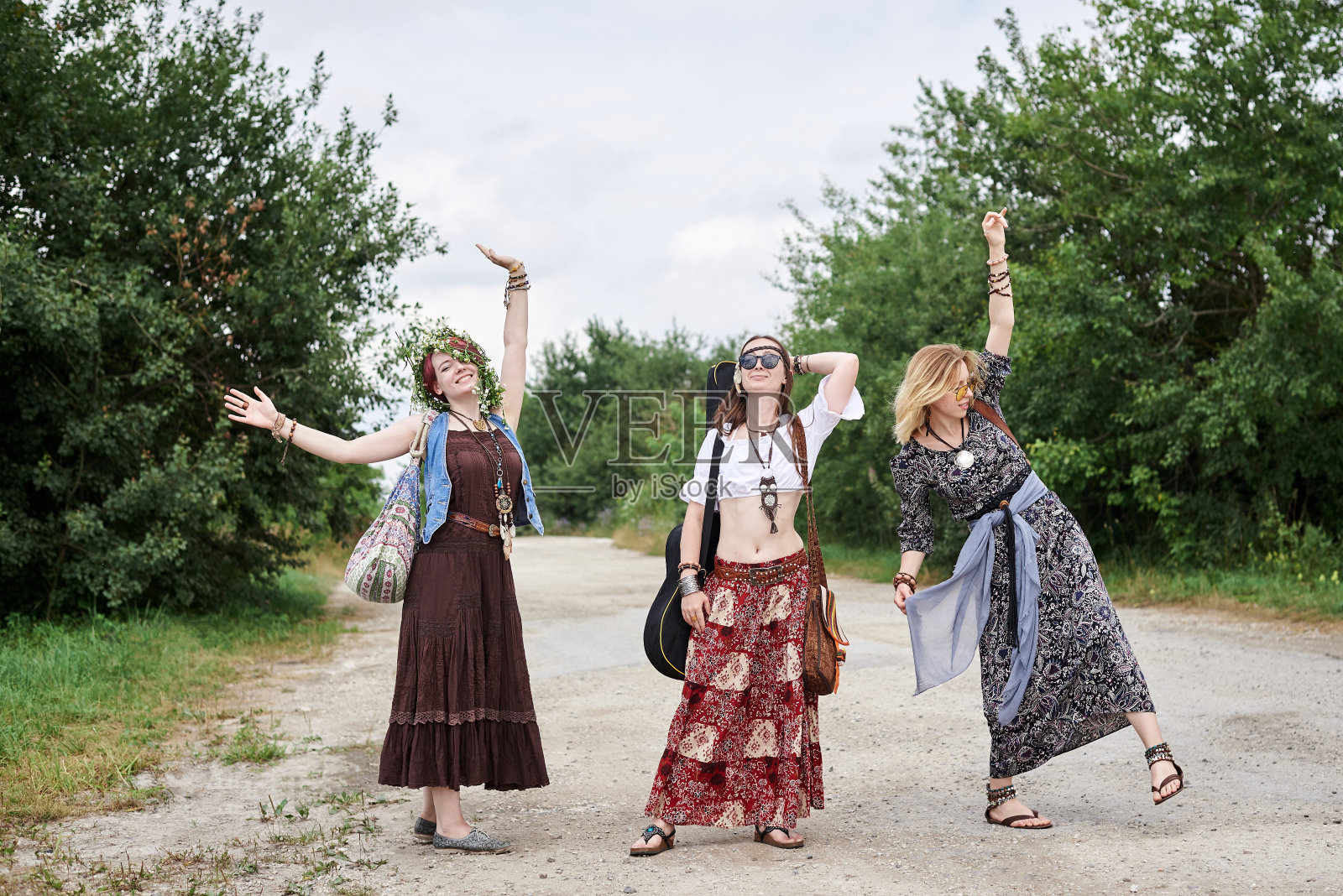 嬉皮女人在乡村旅行照片摄影图片