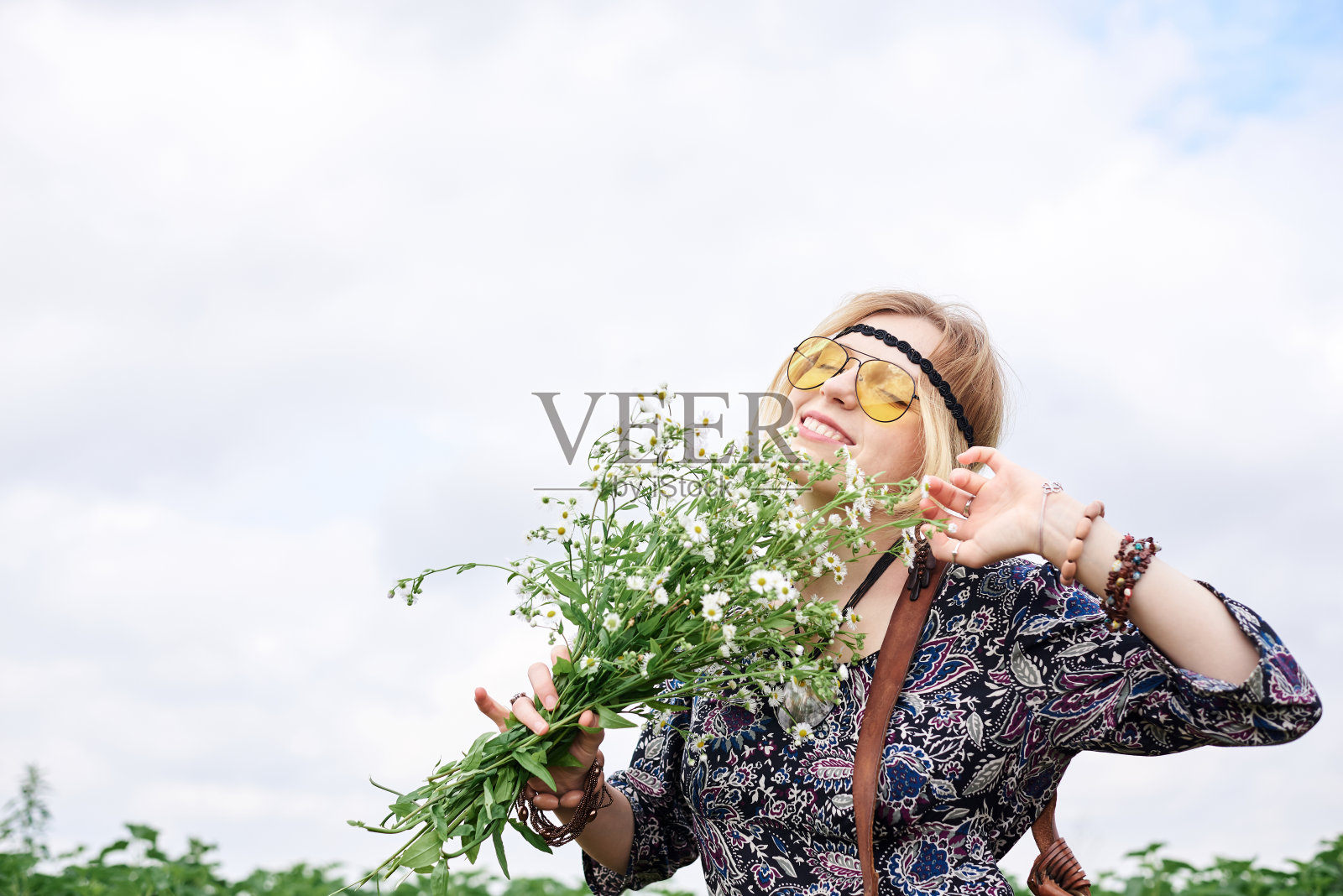 嬉皮女人在球场上放松照片摄影图片