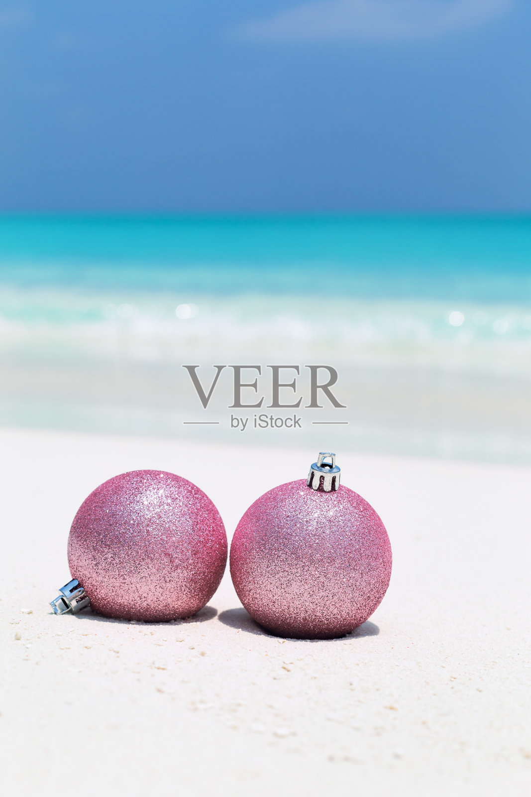 沙滩上闪闪发光的新年装饰物照片摄影图片
