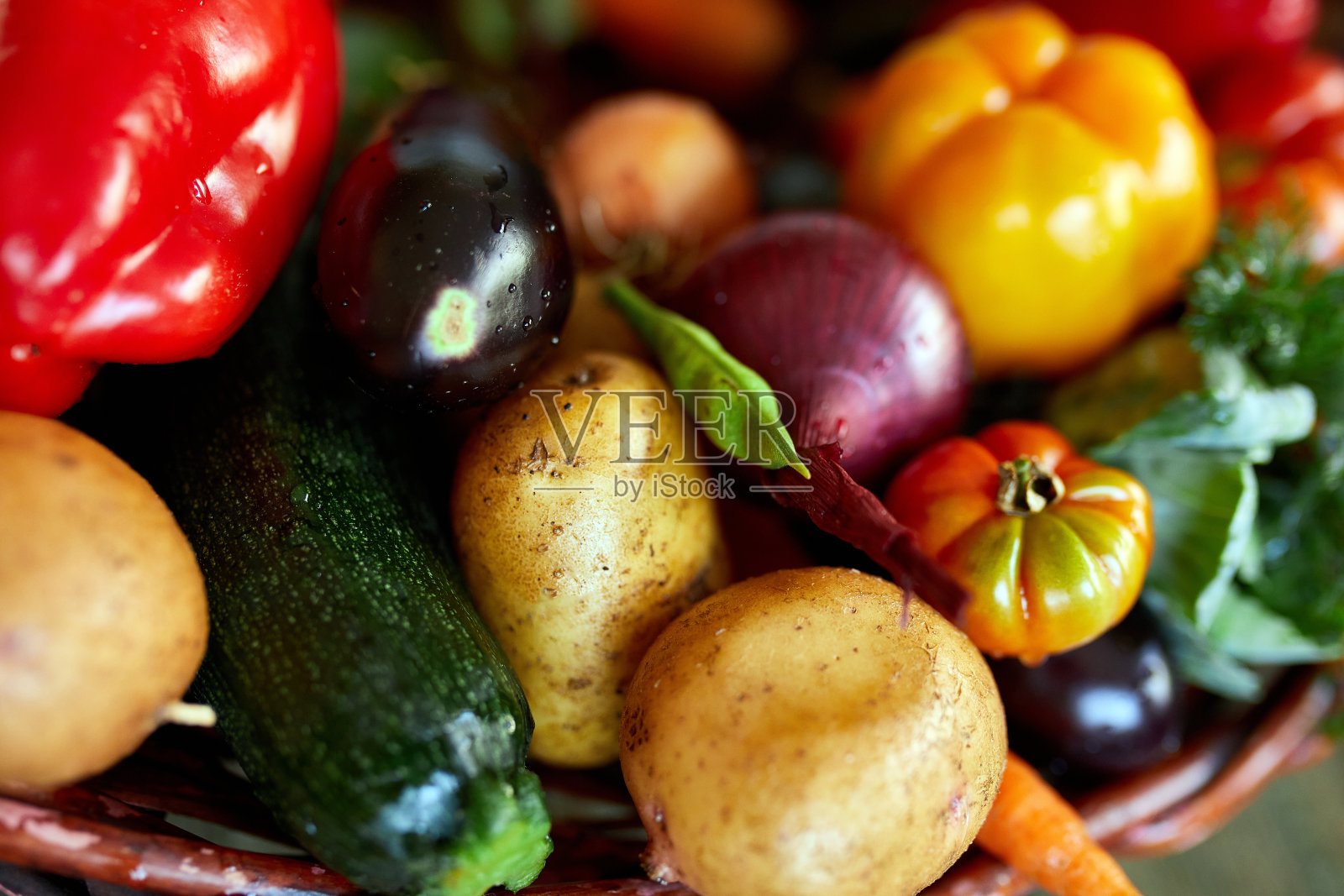 篮子里的各种新鲜蔬菜,生物健康,有机食品照片摄影图片