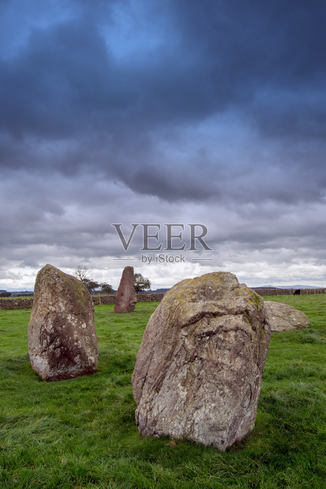 长梅格和她的女儿,石头圈,英国坎布里亚郡照片摄影图片