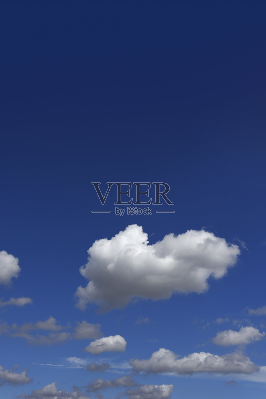 在一个晴朗的日子里戏剧性的云照片摄影图片