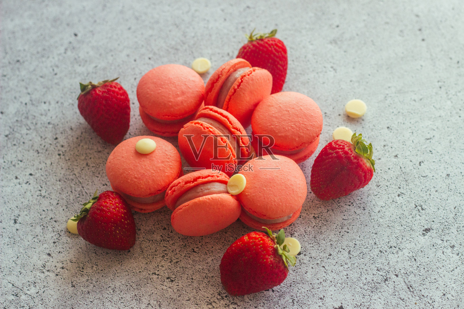 蛋白杏仁饼干。蛋白杏仁饼干,草莓照片摄影图片