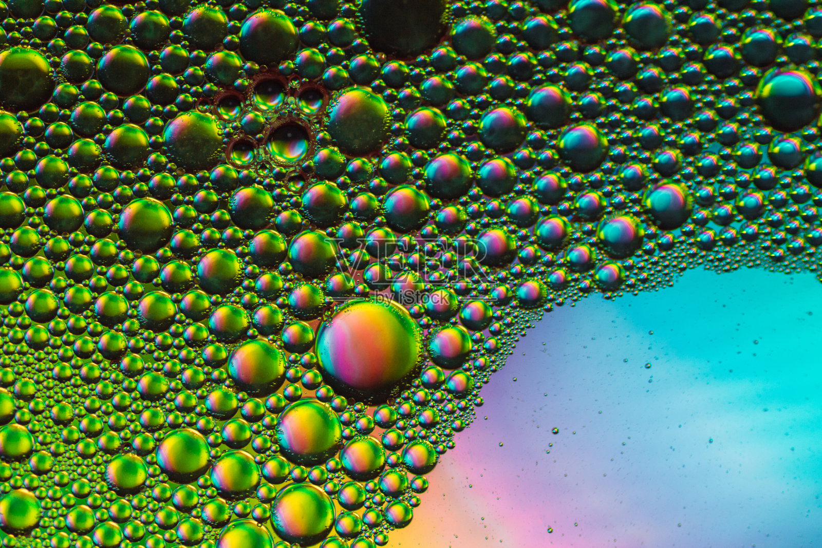 美丽的泡泡和抽象的油滴。照片摄影图片