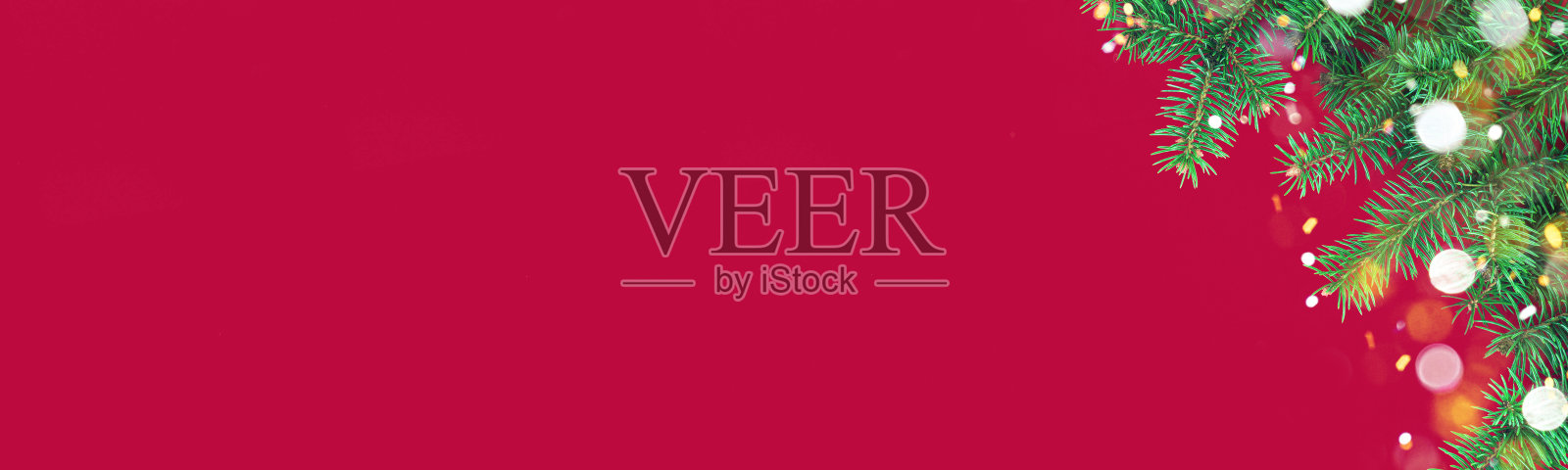 以绿杉木为树枝的圣诞横幅和红色背景的圣诞灯照片摄影图片