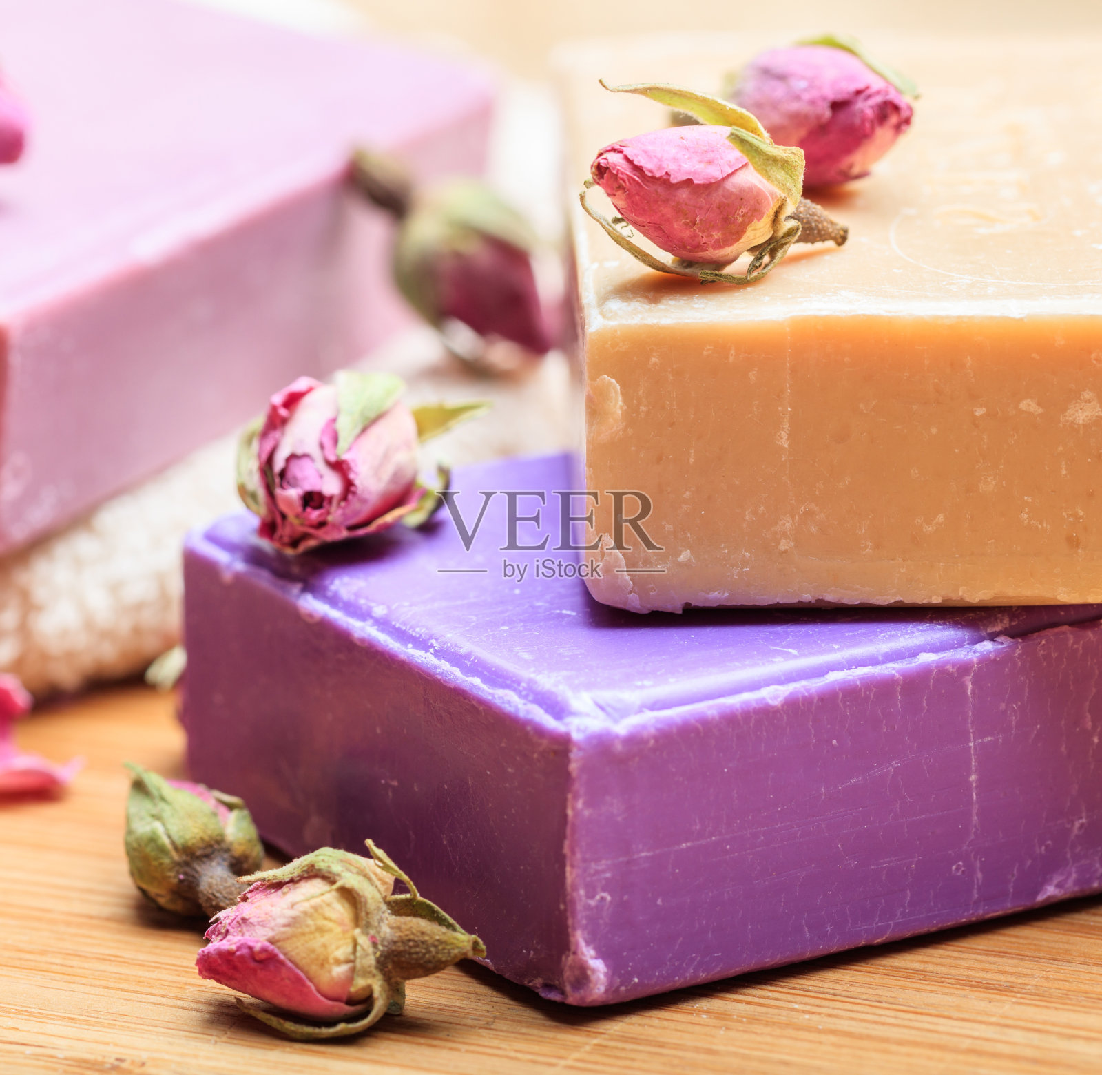 肥皂条上升特写视图。天然草本美容产品照片摄影图片