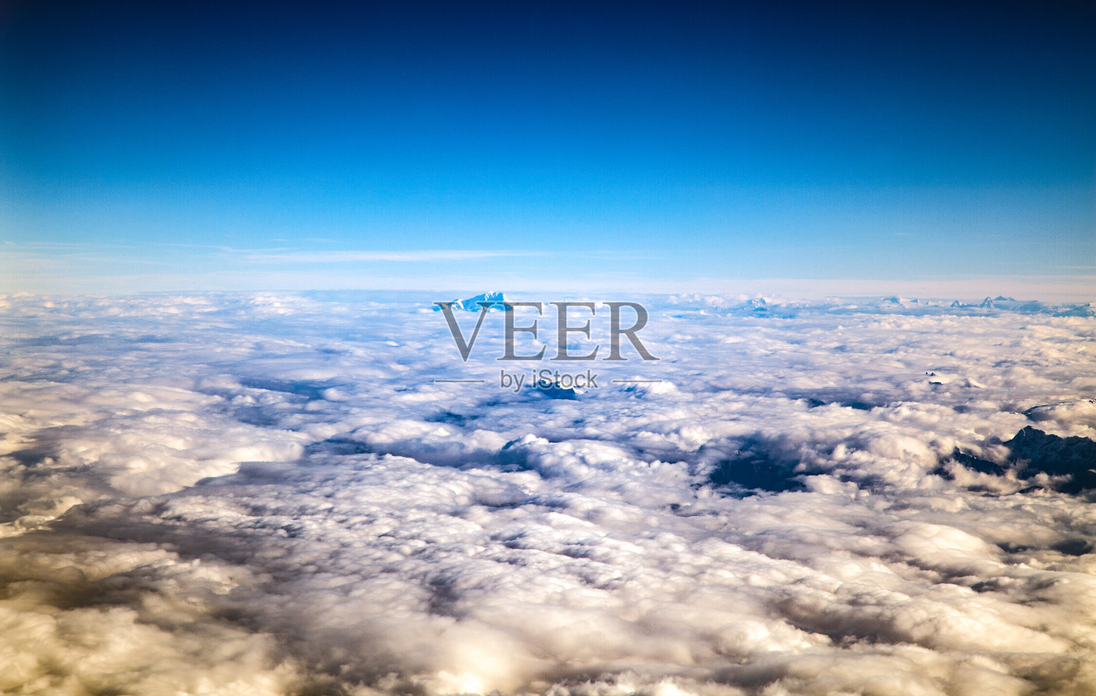 欧洲阿尔卑斯山之上的云晨景照片摄影图片