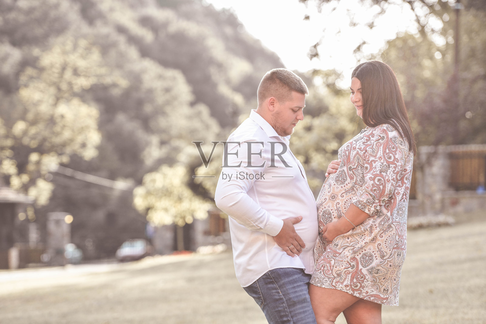 新父母享受怀孕照片摄影图片