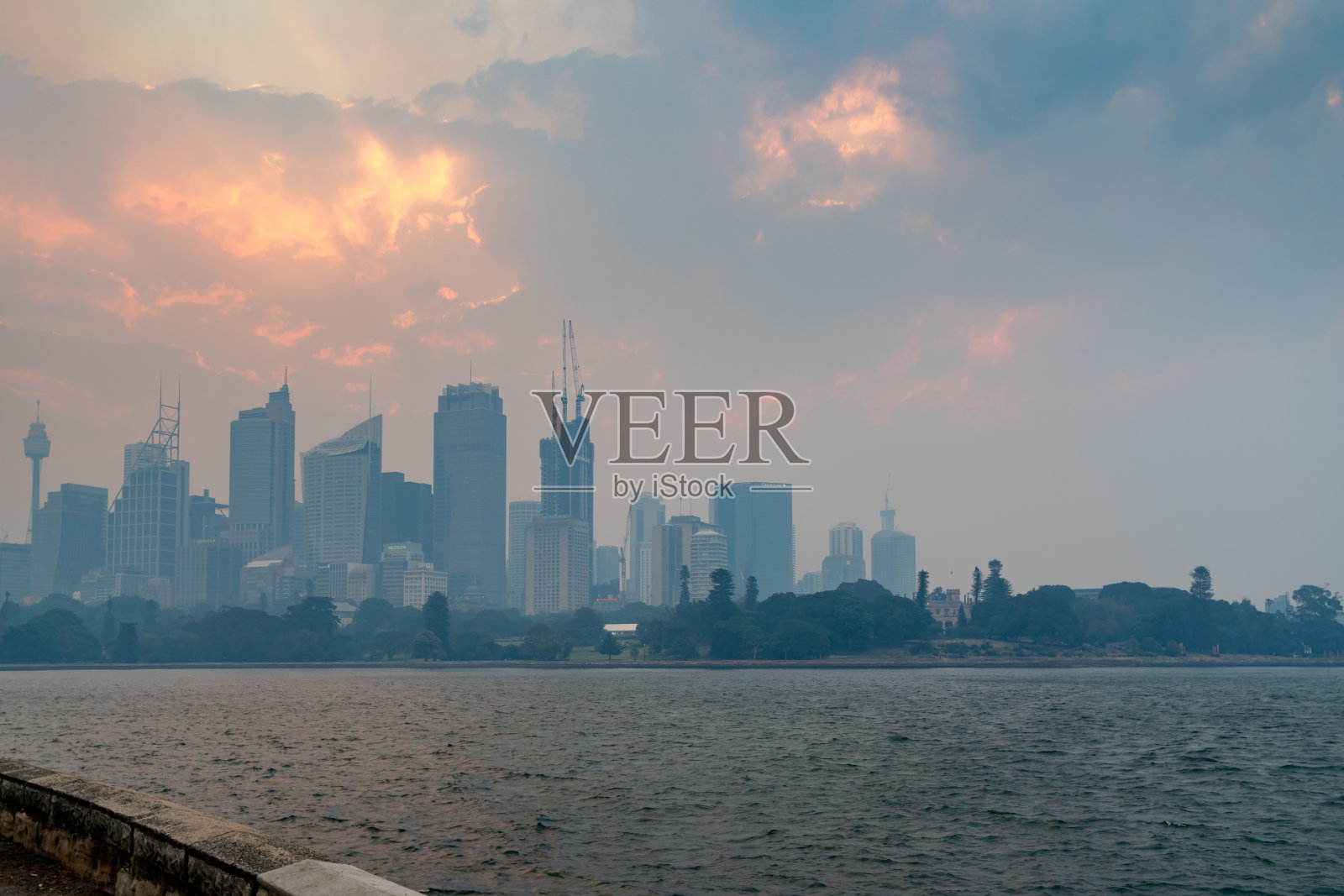 悉尼城市的天际线被澳大利亚新南威尔士州各种森林大火的烟雾所遮蔽照片摄影图片