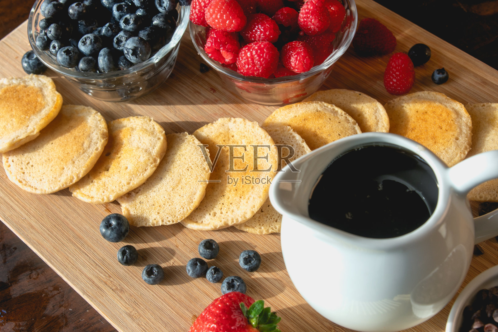 煎饼和浆果早餐盛宴照片摄影图片