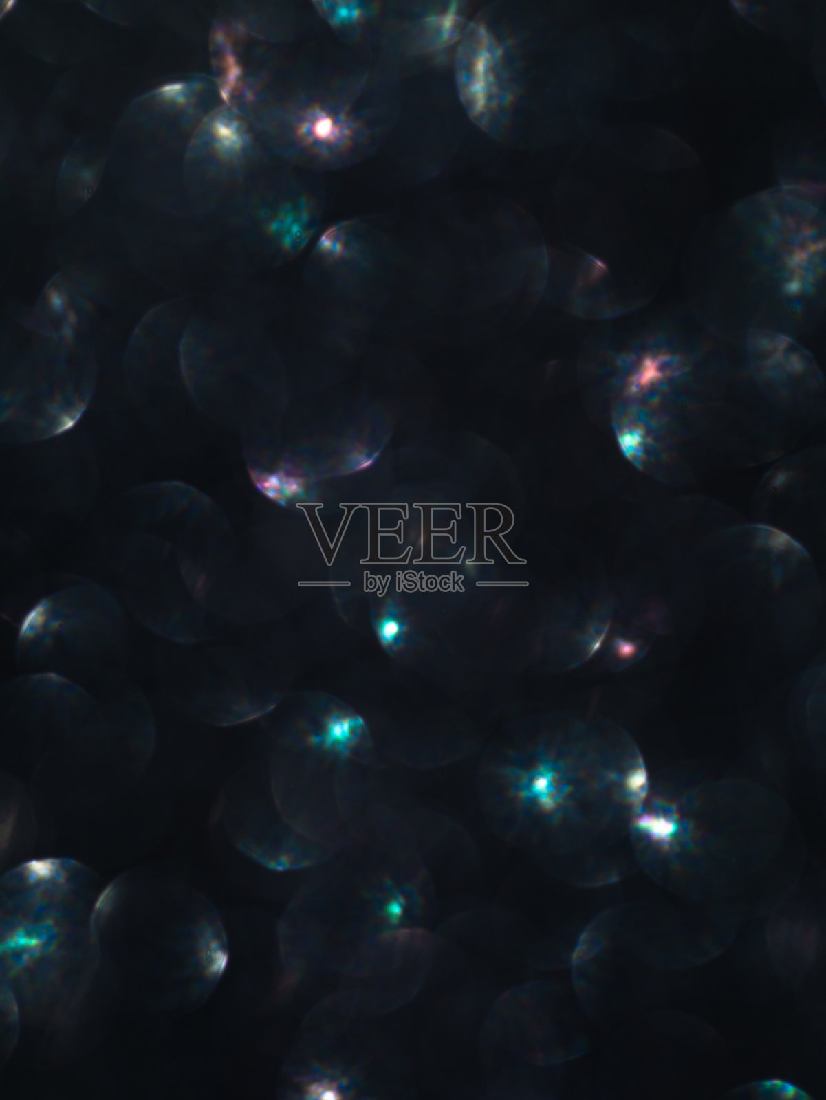 时髦的霓虹灯颜色,节日闪闪发光,真正的散焦灯从古董镜头。蓝色紫色散景。完美时尚的抽象叠加照片。圣诞新年明亮闪烁着五彩缤纷的背景照片摄影图片