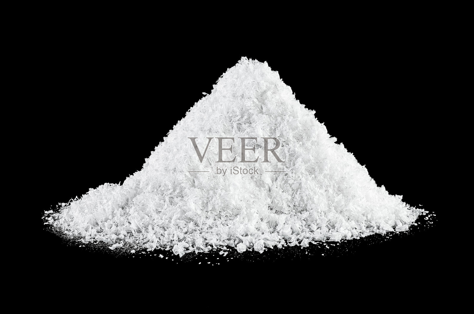 黑色背景上的白雪,特写。白雪皑皑的小山。照片摄影图片