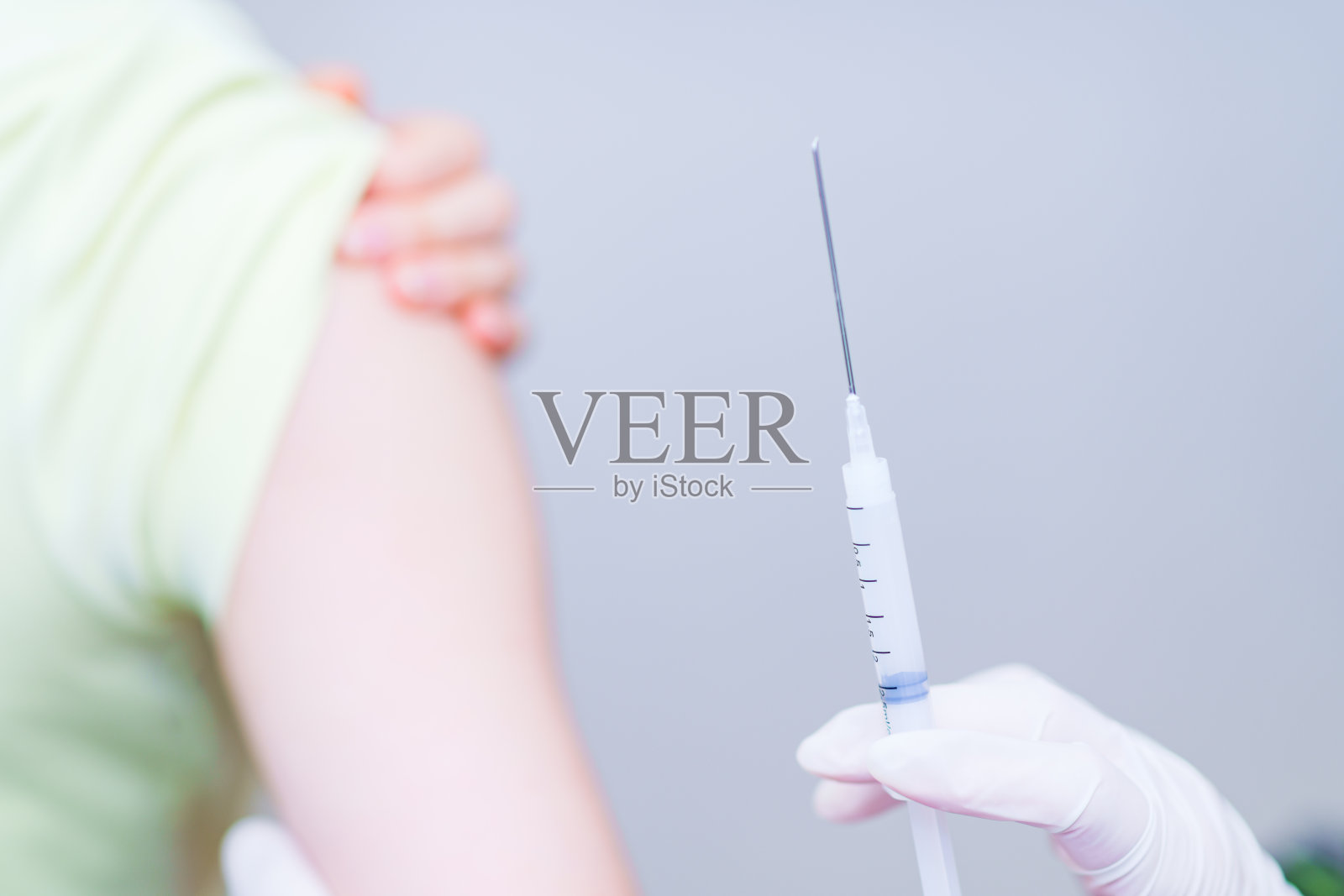 年轻妇女注射冠状病毒疫苗照片摄影图片