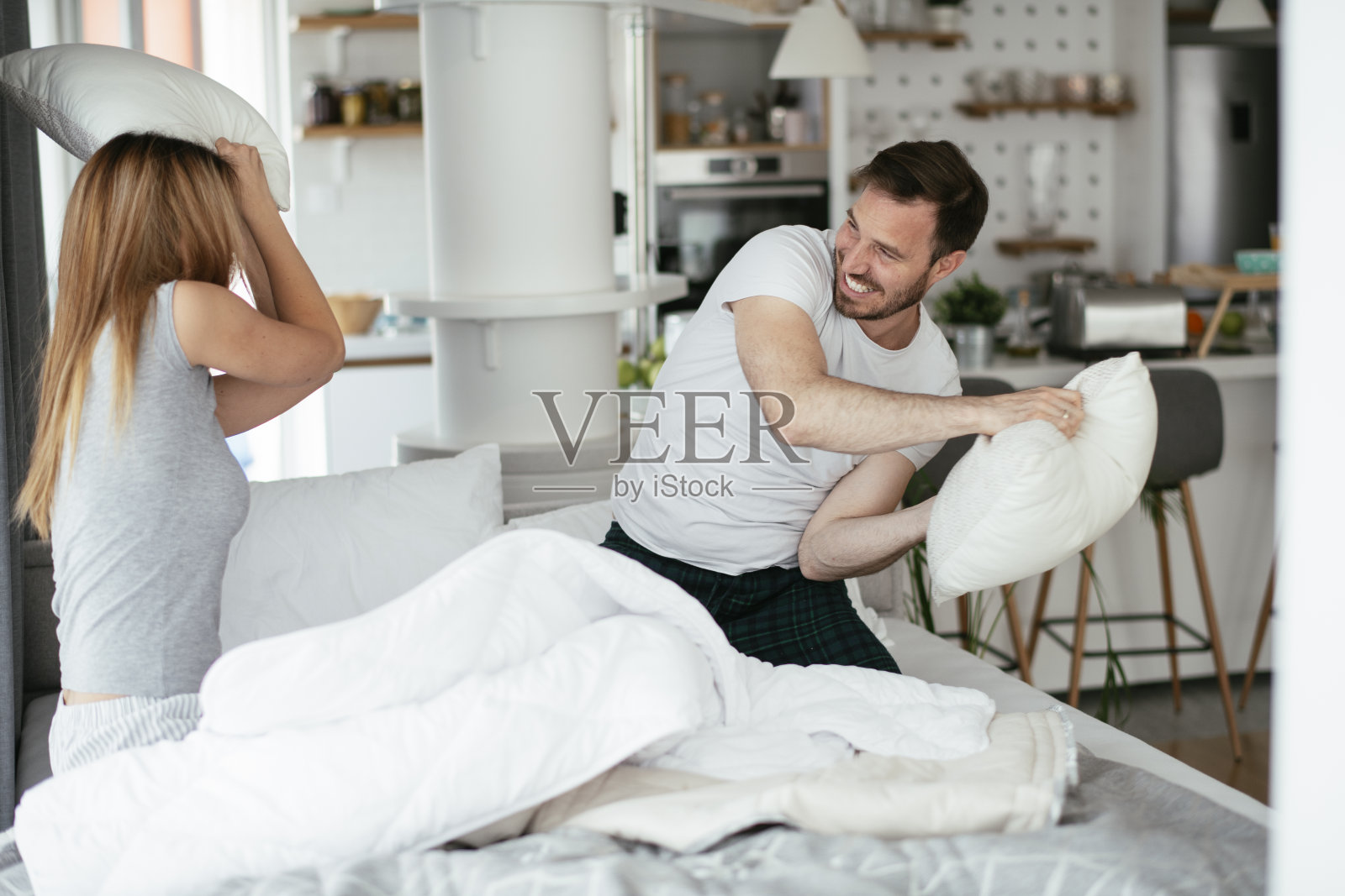 幸福的夫妇在家里玩得很开心照片摄影图片