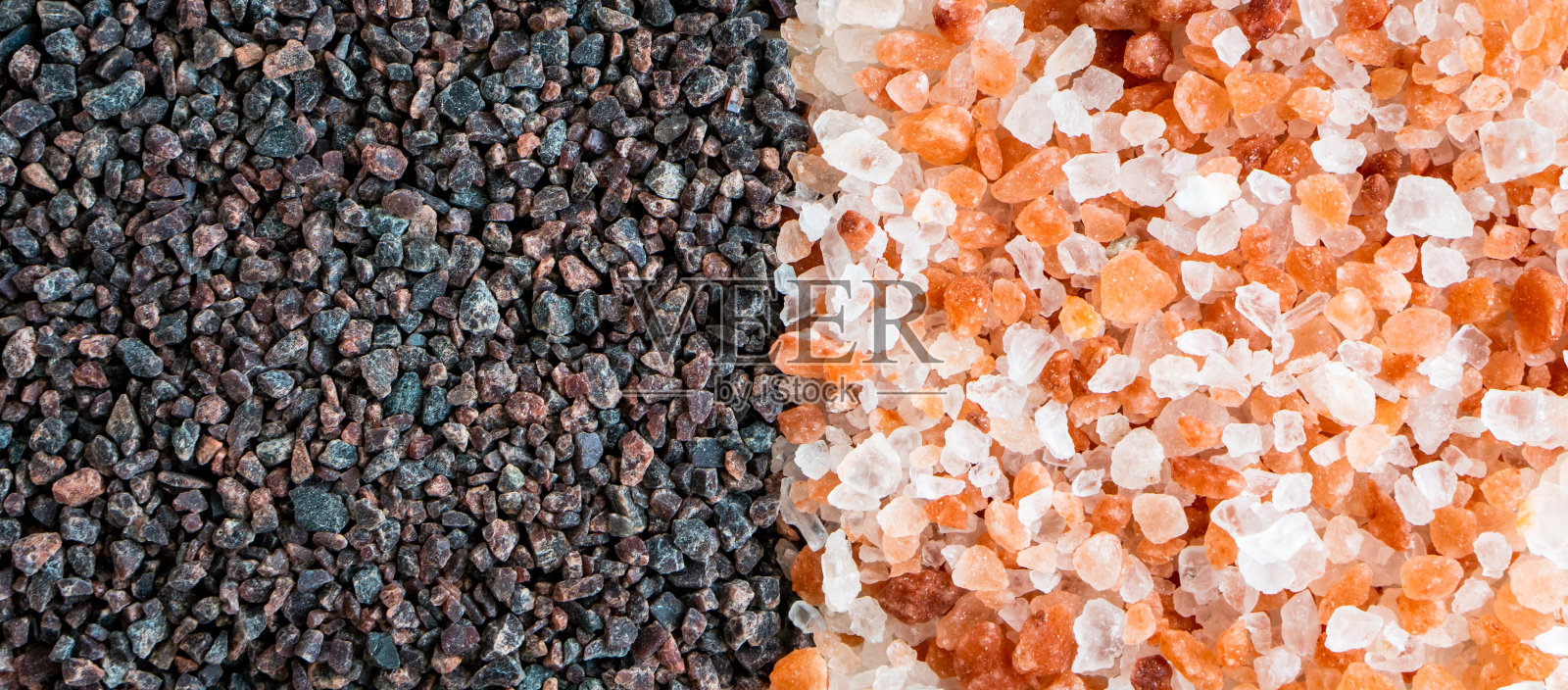 近黑粉喜马拉雅盐与白色天然山有机海水晶岩石粉薄片生物健康烹饪原料研磨玻璃瓶在复古乡村白色厨房木桌上照片摄影图片