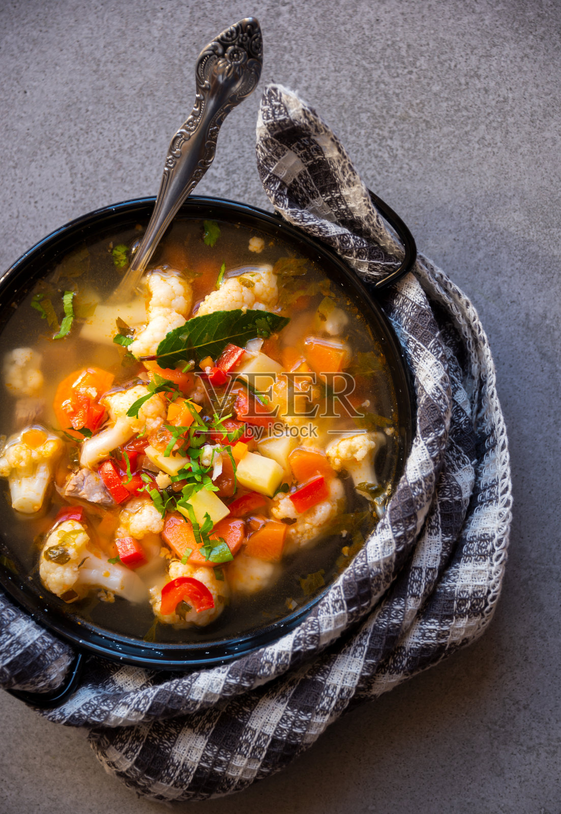 菜汤配花椰菜、月桂等蔬菜照片摄影图片