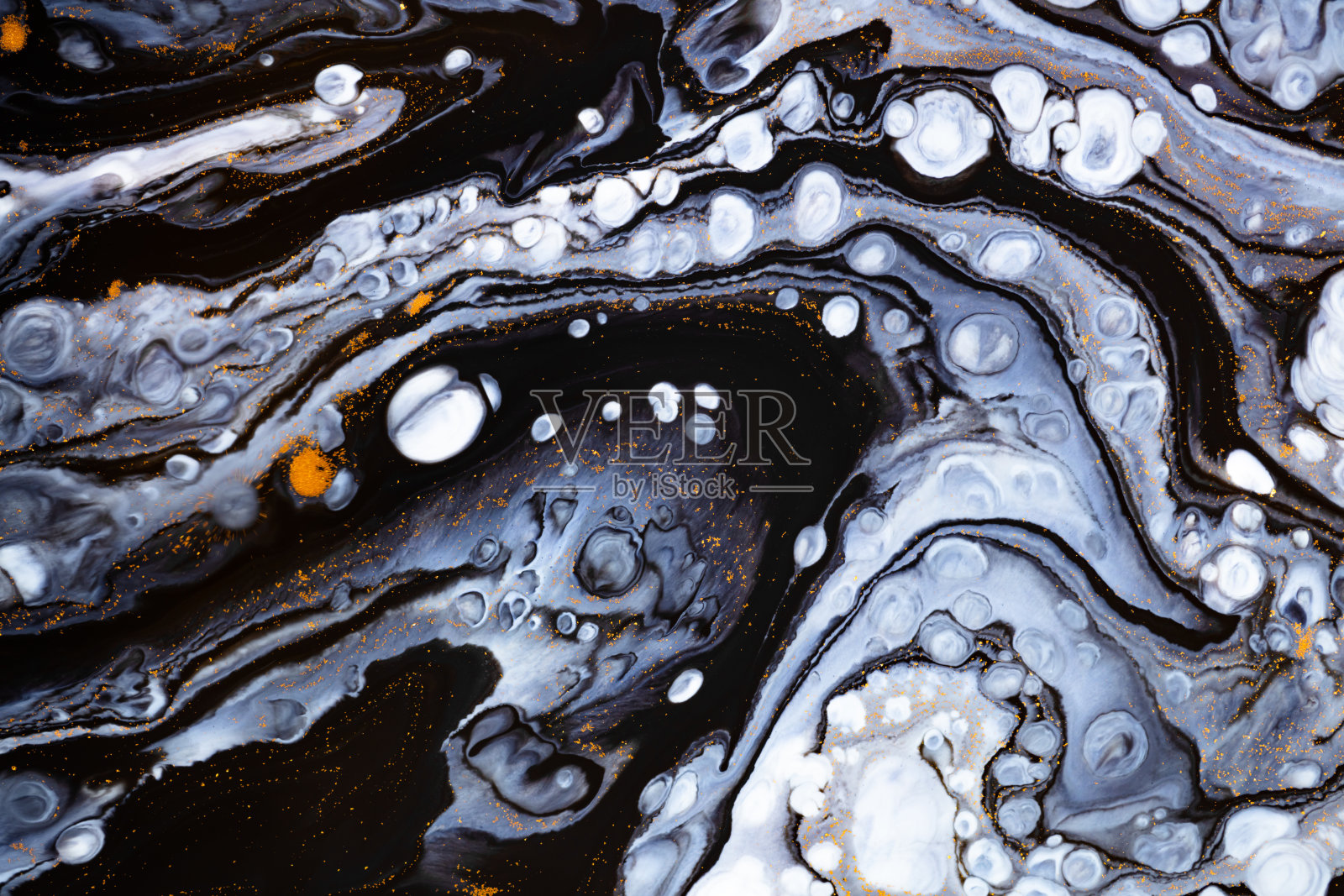 流体艺术纹理。抽象背景与虹彩漆效果。液体丙烯画与艺术混合颜料。可用于横幅或墙纸。蓝色,金色和黑色溢出的颜色。照片摄影图片